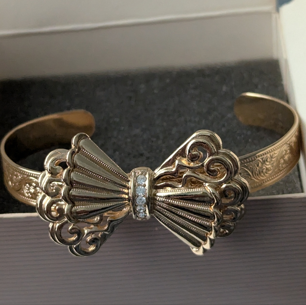 Avon 1990 Shimmering Bow Bracelet/Unworn